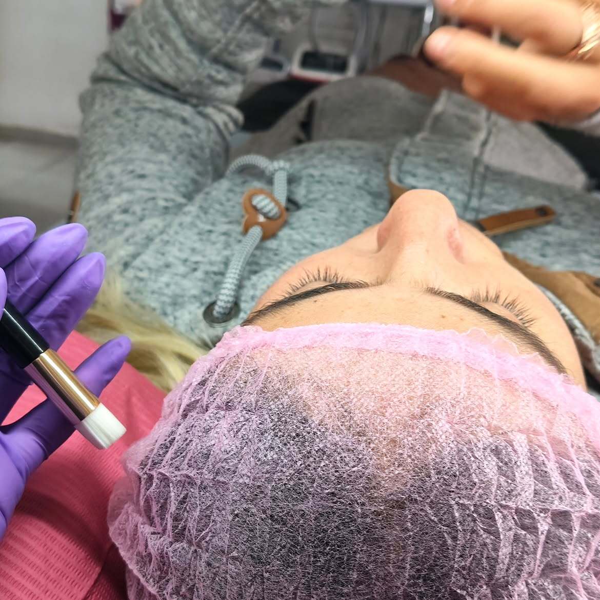 Extensiones de cejas pelo a pelo y laminado profesional en Belcid Nails